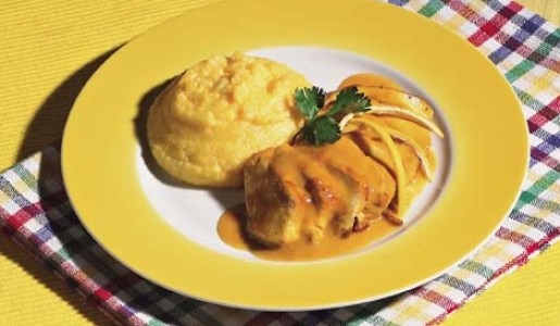 Pollo al ají de naranja con polenta