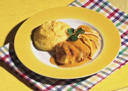 Pollo al ají de naranja con polenta
