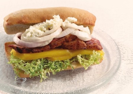Pato y mango en ciabatta crocante