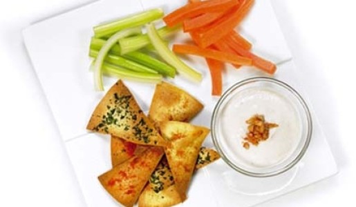 Salsa de queso y maní con chips y palitos de verdura