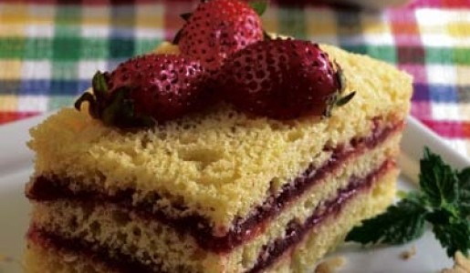 Torta de nueces con mermelada de fresas