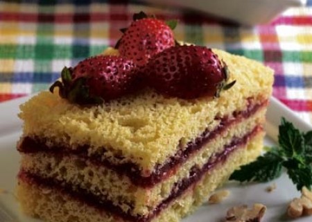 Torta de nueces con mermelada de fresas