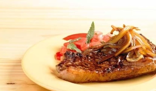 Churrasco a la cerveza con pimientos asados