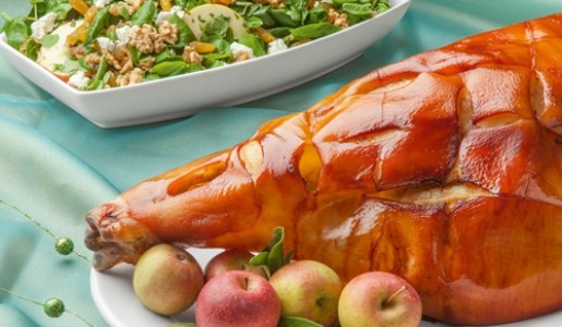 Pierna de cerdo al horno con ensalada de berros y manzana
