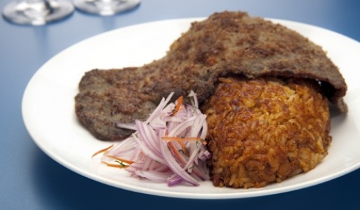 Tacu tacu con bistec apanado