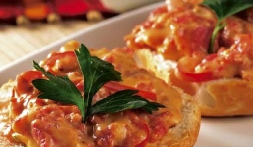 Pan tostado cubierto de fondue de queso y chorizo