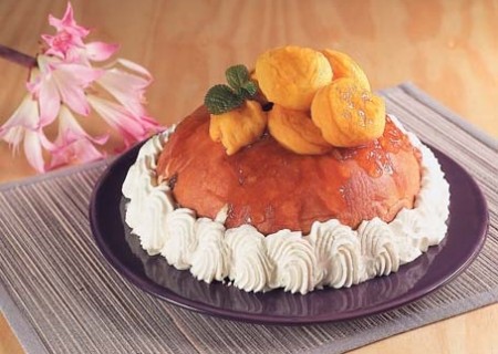 Bomba con salsa de frutas