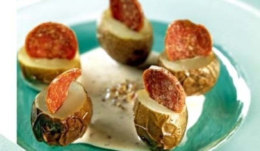 Papas con crocante de chorizo y salsa de mostaza