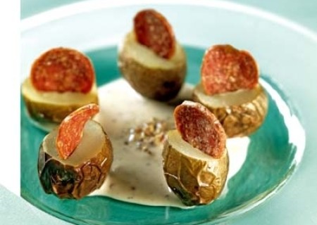 Papas con crocante de chorizo y salsa de mostaza