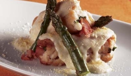 Pescado relleno con salsa mornay y espárragos