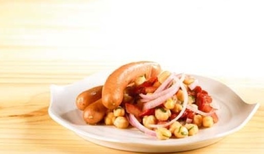 Salchichas alemanas con ensalada de garbanzos