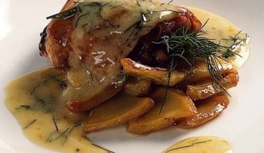 Pollo al limón con alcachofas y salsa de eneldo