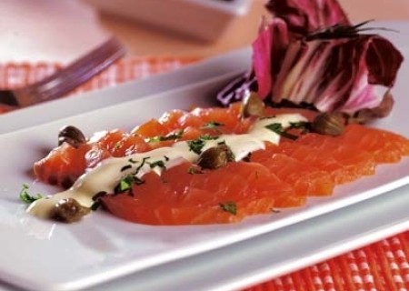 Carpaccio de salmón curado en casa