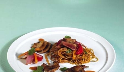 Pichones asados con tallarines criollos