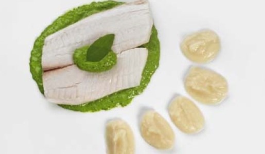 Pescado en salsa pesto y puré de pallares