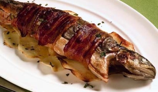 Trucha envuelta en tocino