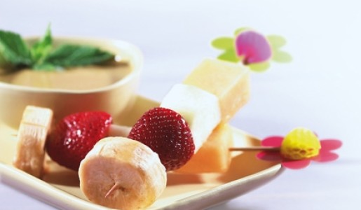 Brochetas de frutas con salsa caramelo