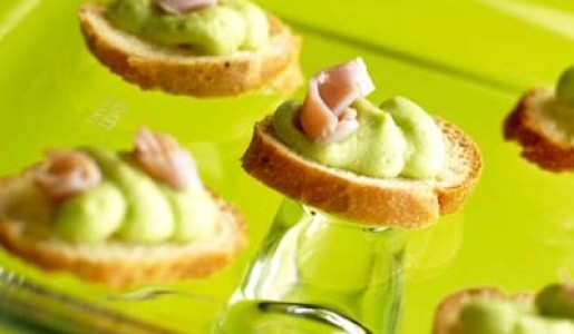 Tostadas con crema de habas verdes y jamón