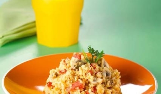 Quinotto de champiñones, tomate y albahaca