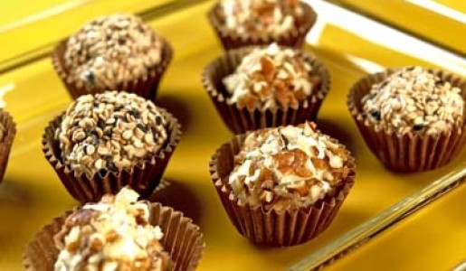 Trufas de queso con pecanas y ajonjolí