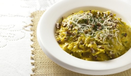 Corbatas a la crema de zapallo y nueces