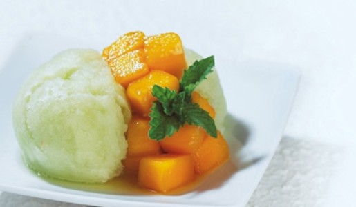 Frozen de tuna y cubos de mango tibio al pisco