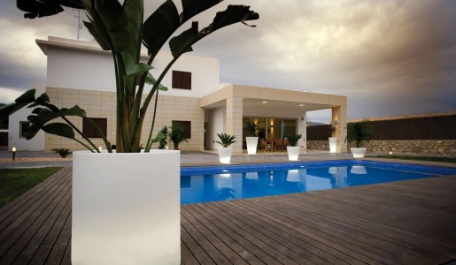 Cómo decorar un jardín con piscina