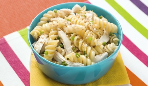 Tornillos con pollo y ajonjolí