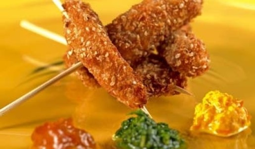 Brochetas de pescado crocante y trío de salsas