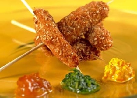 Brochetas de pescado crocante y trío de salsas