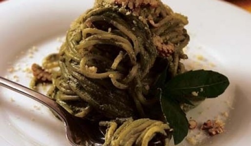 Espaguetis al pesto limeño