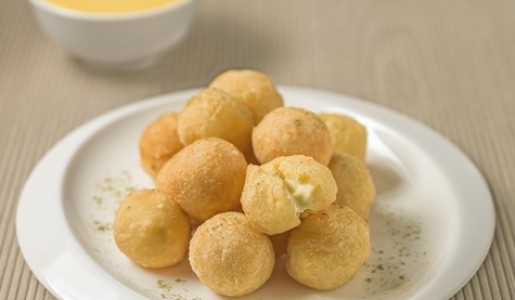 Bolitas de yuca rellenas de queso mozzarella