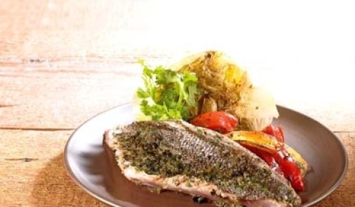 Chita criolla coronada con lechugas y pimiento a la parrilla