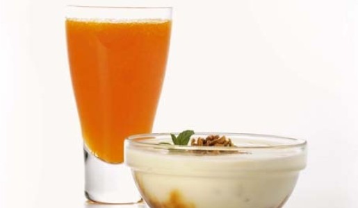 Yogur con granola casera y batido de frutas