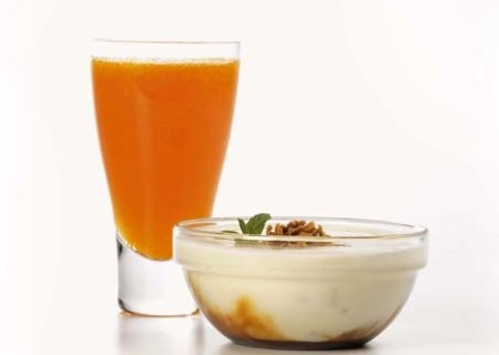 Yogur con granola casera y batido de frutas