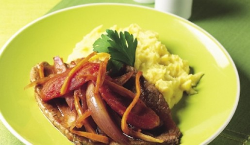 Bistec encebollado al tomate con puré de papa amarilla