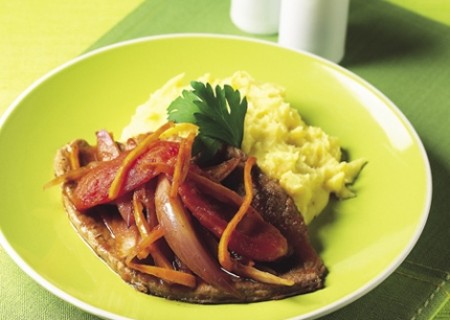 Bistec encebollado al tomate con puré de papa amarilla