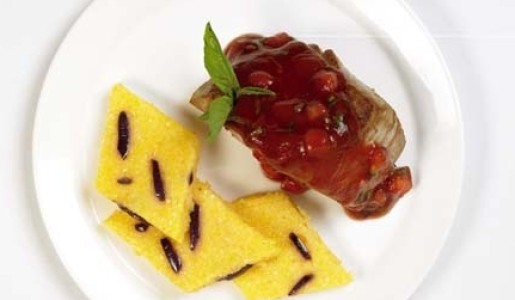 Atún con puré de tomate y ñoquis de polenta