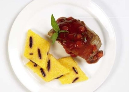 Atún con puré de tomate y ñoquis de polenta