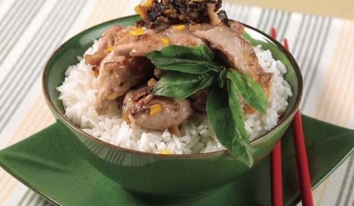 Pollo salteado con albahaca