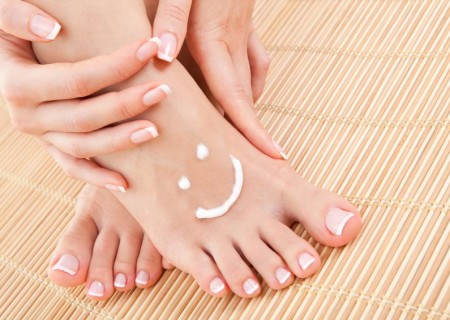 Cómo blanquear las uñas de los pies