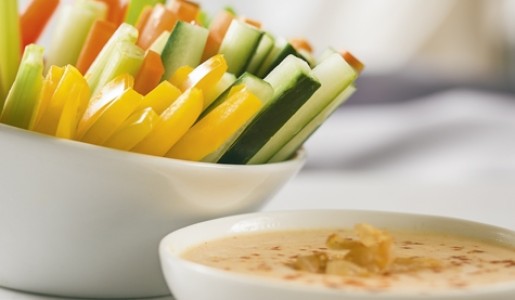 Crudités con dip de yogur y cebolla