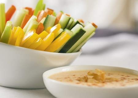 Crudités con dip de yogur y cebolla
