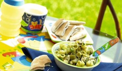 Caracoles con pechuga de pollo y salsa de perejil