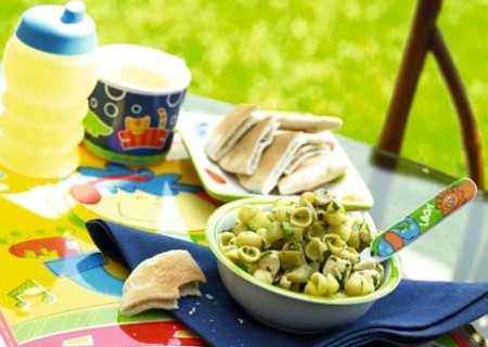 Caracoles con pechuga de pollo y salsa de perejil