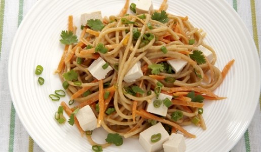 Pasta en salsa de maní