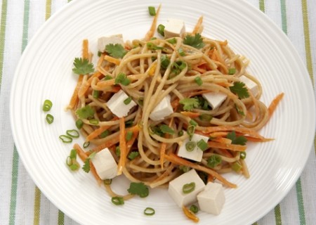 Pasta en salsa de maní