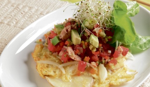 Ensalada de atún con tortillas de papa y cebolla