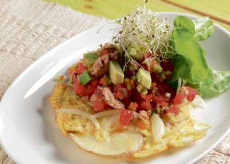 Ensalada de atún con tortillas de papa y cebolla