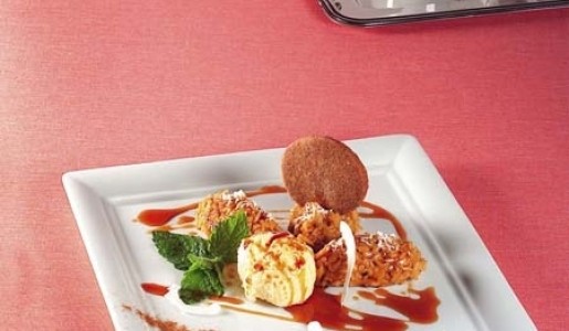 Quenelles de arroz zambito con helado de coco y galletas de canela